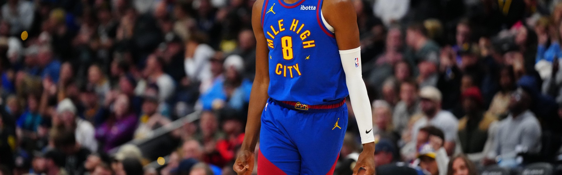 u球体育APP-上来就送大礼！费尔斯上篮不中 沃特森拼抢篮板点进乌龙球